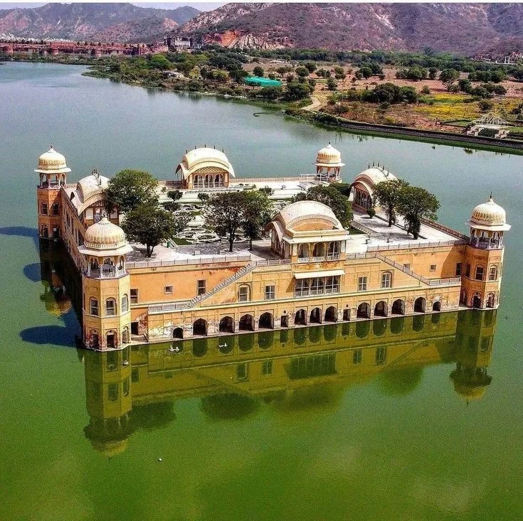 Jal Mahal palace in Man Sagar Lake, Jaipur, with the Aravalli hills behind